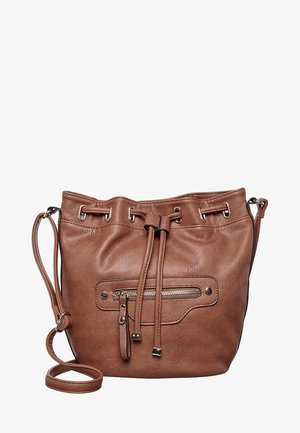 Bruine leren bucketbag met koordsluiting, voorvak met rits en verstelbare schouderriem tegen een witte achtergrond.