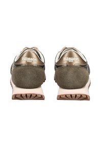 Tmavě hnědé sportovní boty se semišovými akcenty, kovovými detaily a kontrastní bílou a růžovou podrážkou. Obsahují texturovanou patu a logo.