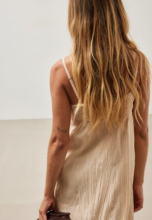 NA-KD, CRINKLE LACE DETAIL MAXI DRESS - Maxi šaty - beige