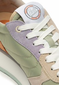 Zapatillas con una mezcla de materiales; acentos en verde oliva, lavanda y melocotón; cordones blancos; ante texturizado y tela suave; parche de logo circular.