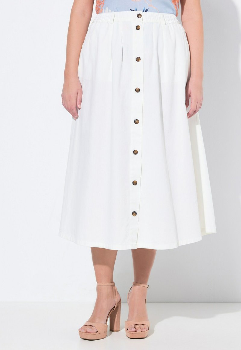 Witte midi-lengte rok met een knopenfront, plooien en een elastische tailleband. Gemaakt om te combineren met beige blokhak sandalen. Zachte stoftextuur.