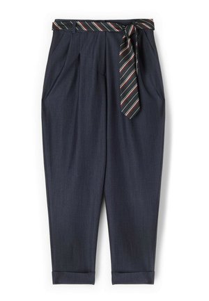 Mørkeblå navy bukser med smalle ben og opsmøgede kanter samt et sort-hvid-rødt stribet stofbælte bundet i taljen.