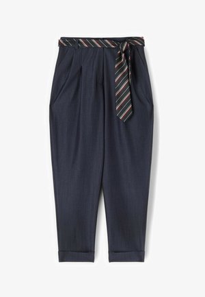 Ciemnogranatowe zwężane spodnie z mankietami u dołu oraz paskiem materiałowym w paski w kolorach czarnym, białym i czerwonym, związanym w talii.