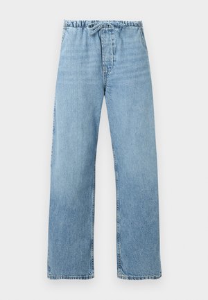Hellblaue Jeans aus Denim mit weitem Bein, elastischem Bund und Kordelzug, flach auf weißem Hintergrund dargestellt.
