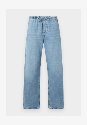 Hellblaue Jeans aus Denim mit weitem Bein, elastischem Bund und Kordelzug, flach auf weißem Hintergrund dargestellt.