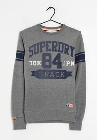 Sudadera gris de algodón, con un cuello redondo, texto gráfico en azul marino "SUPERDRY 84 TOK JAPAN TRACK" y detalles a rayas en las mangas.