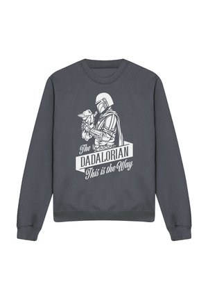 Dunkelgrauer Sweatshirt mit weißem Motiv eines Mandalorianers, der eine Baby-Yoda-Figur hält, und dem Text „The Dadalorian This is the Way.“