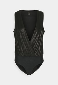 Musta ilmanhiha bodysuit, jossa on syvä V-pääntie. Yläosa on kiiltävä ja poimutettu, ja alaosa on mattapintainen ja istuva.