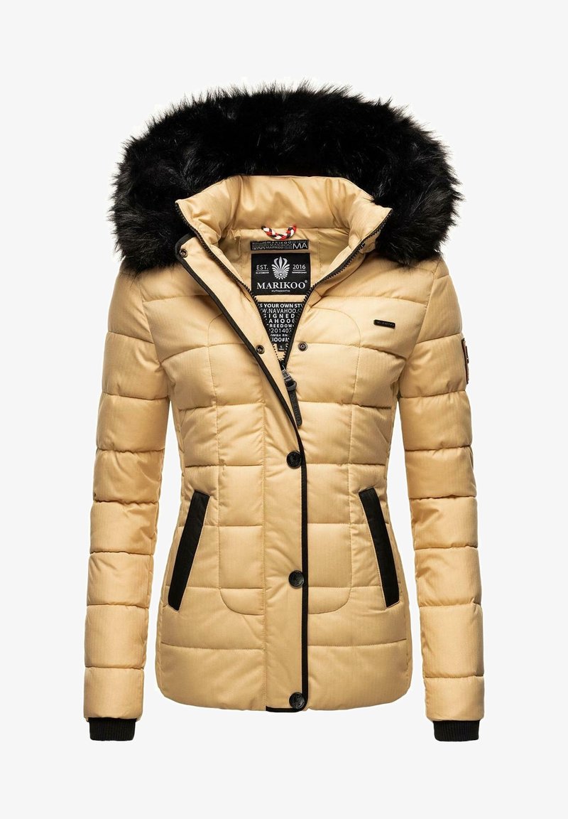 Veste d'hiver matelassée beige avec capuche bordée de fourrure noire, fermeture éclair et boutons noirs, poches latérales noires, et étiquette de marque à l'intérieur du col.