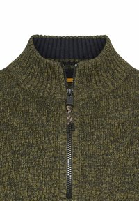 Sweter w kolorze oliwkowym z stojącym kołnierzem, z czarnym prążkowanym dekoltem oraz zamkiem błyskawicznym z ozdobnym uchwytem i teksturowanym materiałem.