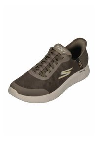 Scarpa sportiva in rete marrone con suola bianca. Caratteristiche includono un colletto imbottito, design con lacci e logo Skechers sul lato.