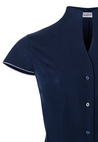 Camicia manica corta blu navy con scollo a V, caratterizzata da una texture liscia e chiusura con bottoni frontali in contrasto.