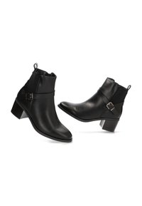 Botas de tobillo de cuero negro con punta afilada, acento de hebilla lateral y un tacón bajo en bloque. Presentan un acabado suave y texturizado y lengüetas de tirón.