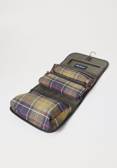 Trousse de toilette suspendue vert olive avec étiquette Barbour, comprenant trois poches zippées dans un motif tartan vert olive, marine et rouge.