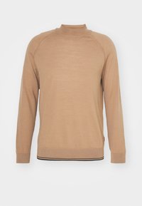 Beiger Langarm-Pullover mit einem hohen Kragen, gerippten Bündchen und Saum. Glatte Textur, mit einem kontrastierenden schwarzen Streifen am unteren Rand.