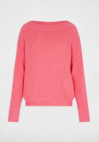 Maglione rosa lavorato a maglia con un ampio scollo a barca, maniche lunghe e una vestibilità rilassata. La trama appare morbida con un motivo a coste in tutta la superficie.