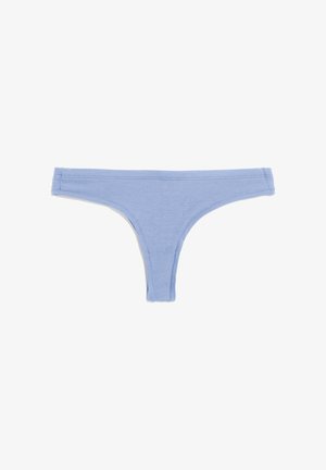 Lichtblauwe katoenen string met een gladde textuur, voorzien van minimale naden en een klassieke driehoeksvorm. Geschikt voor dagelijks gebruik.