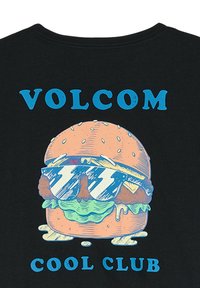 Camiseta negra con un dibujo de una hamburguesa con gafas de sol azules, con el texto "VOLCOM" y "COOL CLUB" en azul por encima y por debajo del gráfico.