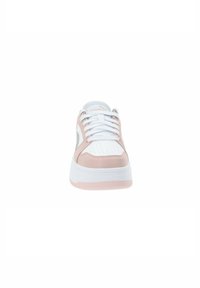Baskets roses et blanches avec un dessus lisse, un bout perforé et une semelle blanche rembourrée. Inclut des lacets et un logo sur le côté.