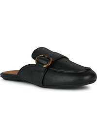 Scarpa slip-on in pelle nera con punta arrotondata, dettagli cuciti e una fibbia dorata sopra una fascia larga.