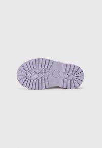 Semelle de chaussure en caoutchouc violet avec des motifs de bande de roulement profonds, comportant des étoiles et des motifs en croix pour une meilleure adhérence. Logo circulaire et marquage de taille inclus.