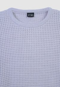 Jasnoszara dzianinowa swetrowa z fakturą gofrową oraz czarną metką z rozmiarem dla wieku 12/13 oraz wzrostu 152/158 cm.