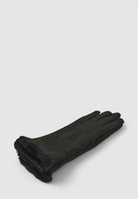 Czarne zamszowe rękawiczki z miękkim, sztucznym futerkiem na mankiecie. Wzór jest elegancki, o gładkiej fakturze i klasycznym kształcie pięciu palców.