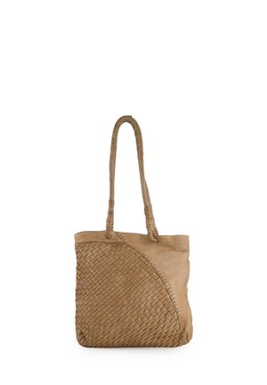 Brun lædertaske med vævet frontpanel og fletning på skulderstropperne, rektangulær form, blød tekstur og minimale syningsdetaljer.