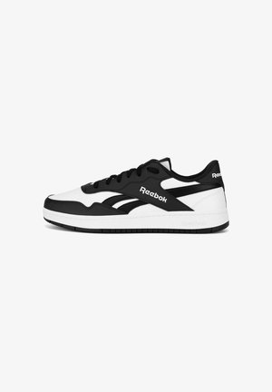 Čierno-biele tenisky Reebok s koženým zvrškom, okrúhlou špičkou, šnurovaním a logom na boku a jazyku. Gumená podrážka.