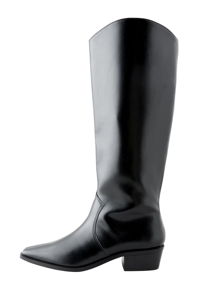 Botte noire en cuir haute avec un design élégant, bout carré, talon bas et texture lisse. Présente un extérieur simple et sans ornement.