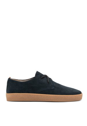 Chaussure à lacets en daim noir avec une texture perforée et une semelle en caoutchouc marron, vue de profil sur fond blanc.