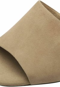 Sandale compensée en suède beige avec une ouverture à l'avant et un design à coupe angulaire. Texture douce et surface lisse avec un minimalisme dans les détails.
