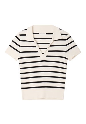 Korte mouw, V-hals polo in een crèmekleurige tricot met zwarte horizontale strepen. Heeft een omgeslagen kraag en een aansluitende pasvorm.