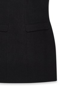 Juodas pritaikytas švarkas, pagamintas iš tekstūruotos medžiagos. Sukurtas su dviem priekinių kišenėmis ir tvirtu siluetu. Tvarkingi kraštai ir minimalus detalizavimas.