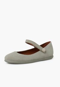 Graue Wildleder-Mary-Jane-Schuhe mit flacher Sohle, runder Zehenpartie und verstellbarem Knöchelriemen mit runder Knopf. Glatte Textur und minimale Nähte.