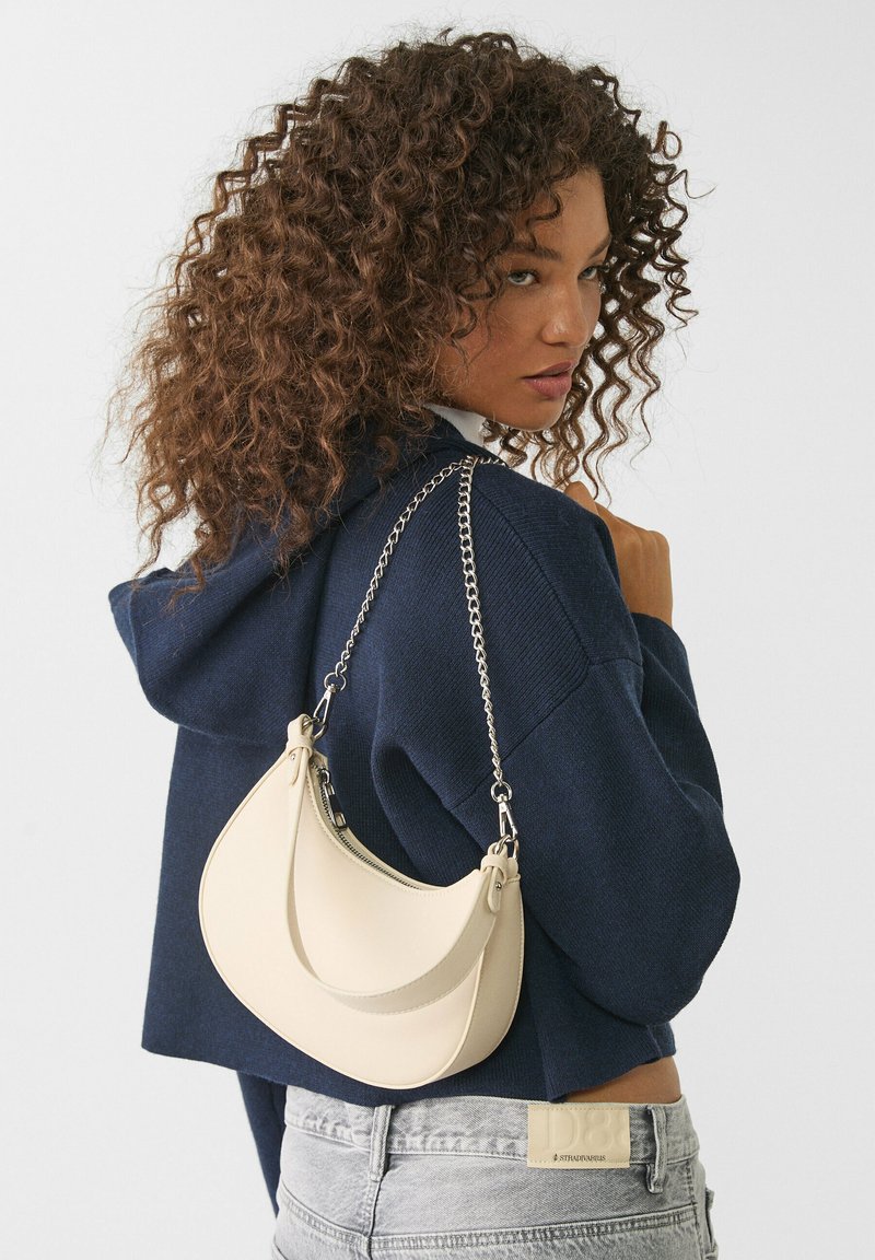 Stradivarius HALF-MOON SHOULDER - Ručna torba - beige