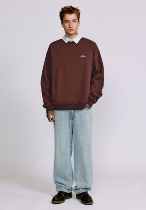 PULL&BEAR, ROUND NECK EMBROIDERED - SWEATSHIRT - Mikina - brown