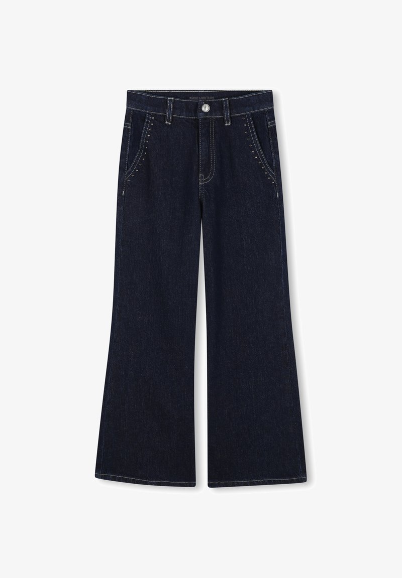 Donkerblauwe spijkerbroek met uitlopende pijpen en een hoge taille, voorzien van zilveren studs bij de zakken en contrasterende stiksels langs de naden.