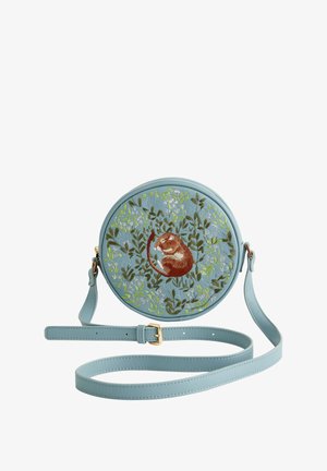 Runde, hellblaue Leder-Crossbody-Tasche mit gesticktem Design, das ein braunes Nagetier vor floralen Akzenten zeigt. Verstellbarer Träger ist enthalten.