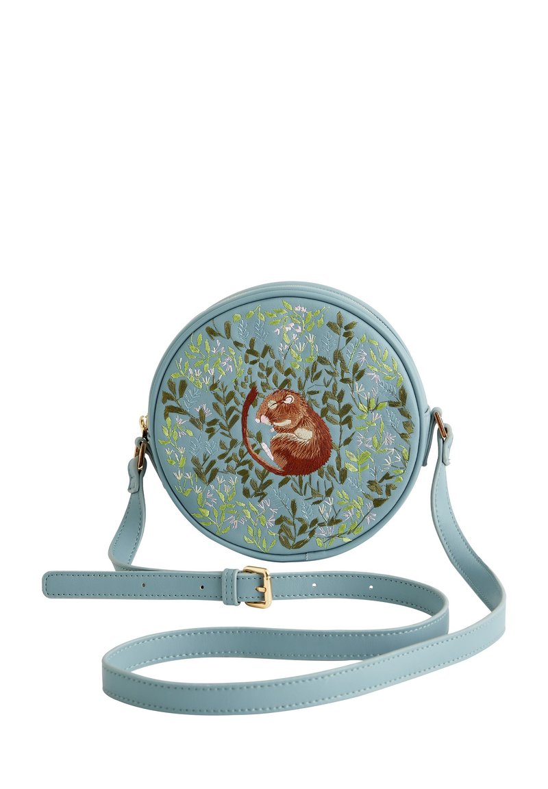 Borsa a tracolla rotonda in pelle azzurra con design ricamato che presenta un roditore marrone circondato da accenti floreali. Inclusa una tracolla regolabile.
