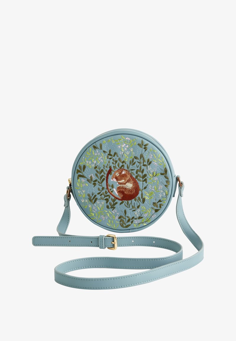 Borsa a tracolla rotonda in pelle azzurra con design ricamato che presenta un roditore marrone circondato da accenti floreali. Inclusa una tracolla regolabile.