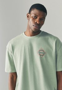 Next TABASCO LICENCE GRAPHIC - T-shirts print - green wash