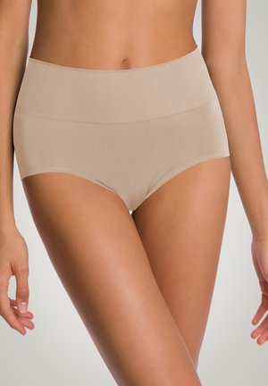 Vysoké béžové spodní prádlo vyrobené z hladké tkaniny, s bezešvým designem a minimalistickým stylem, sahající až k polovině stehna.