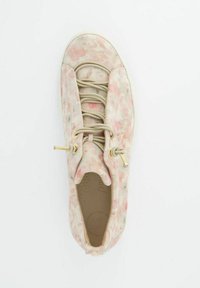 Sneaker rosa chiaro con motivo floreale, materiale in suede morbido, punta rotonda, lacci elastici e accenti metallici sulla chiusura. Retro chiuso.