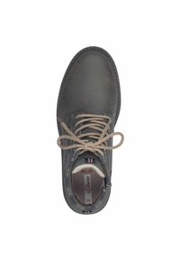 Chaussure en cuir gris foncé avec un bout rond, des coutures contrastées, des lacets marron et une doublure intérieure douce. Comprend une fermeture éclair sur le côté et des accents texturés.