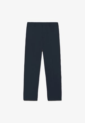 Granatowe spodnie wykonane z gładkiej tkaniny o prostym kroju nogawek. Posiadają szlufki na pasek oraz przednie kieszenie, czysty pas bez zdobień.