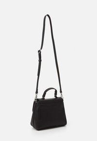 Czarna skórzana torebka o usztywnionej konstrukcji, z rączką u góry i regulowanym paskiem na ramię. Zawiera srebrne akcenty metalowe.