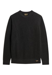 Suéter de punto waffle gris oscuro con cuello redondo, puños y dobladillo acanalados, que presenta un parche con un logo dorado en la parte inferior izquierda.
