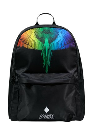 Zaino nero con un motivo dell'ala di un uccello color arcobaleno sulla parte superiore e testo bianco "County of Milan" nella tasca frontale.