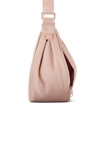 Borsa a mano rosa pallido realizzata in un morbido tessuto testurizzato, con pieghe e chiusura a zip. Include una tracolla regolabile con accessori in metallo.